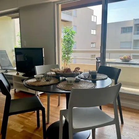 Un Nid Dans Les Pins