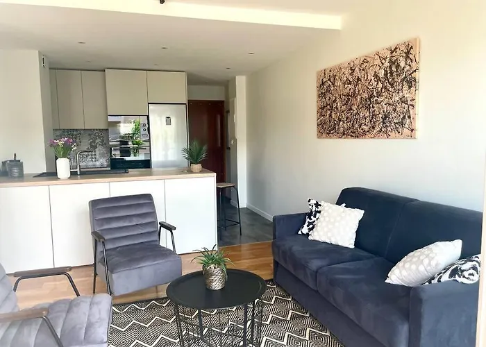 Un Nid Dans Les Pins *