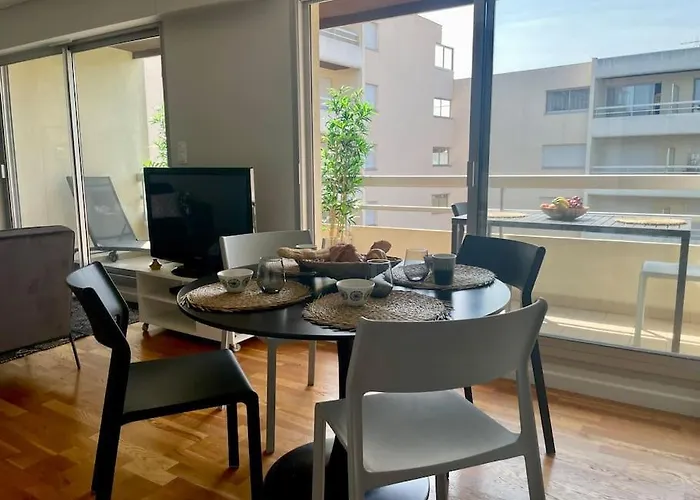 Un Nid Dans Les Pins